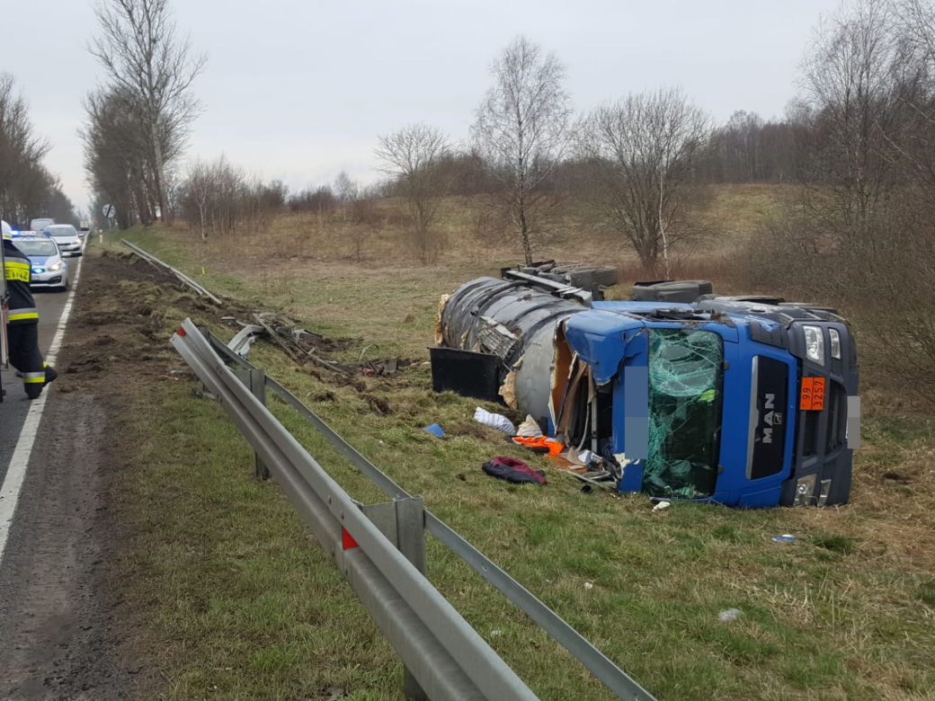 Cysterna z płynnym asfaltem wypadła z drogi