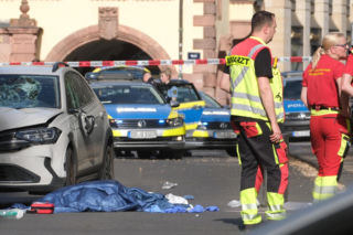 Dwoje zabitych i 80 rannych w Niemczech! Sprawca wjechał w tłum, był znany policji