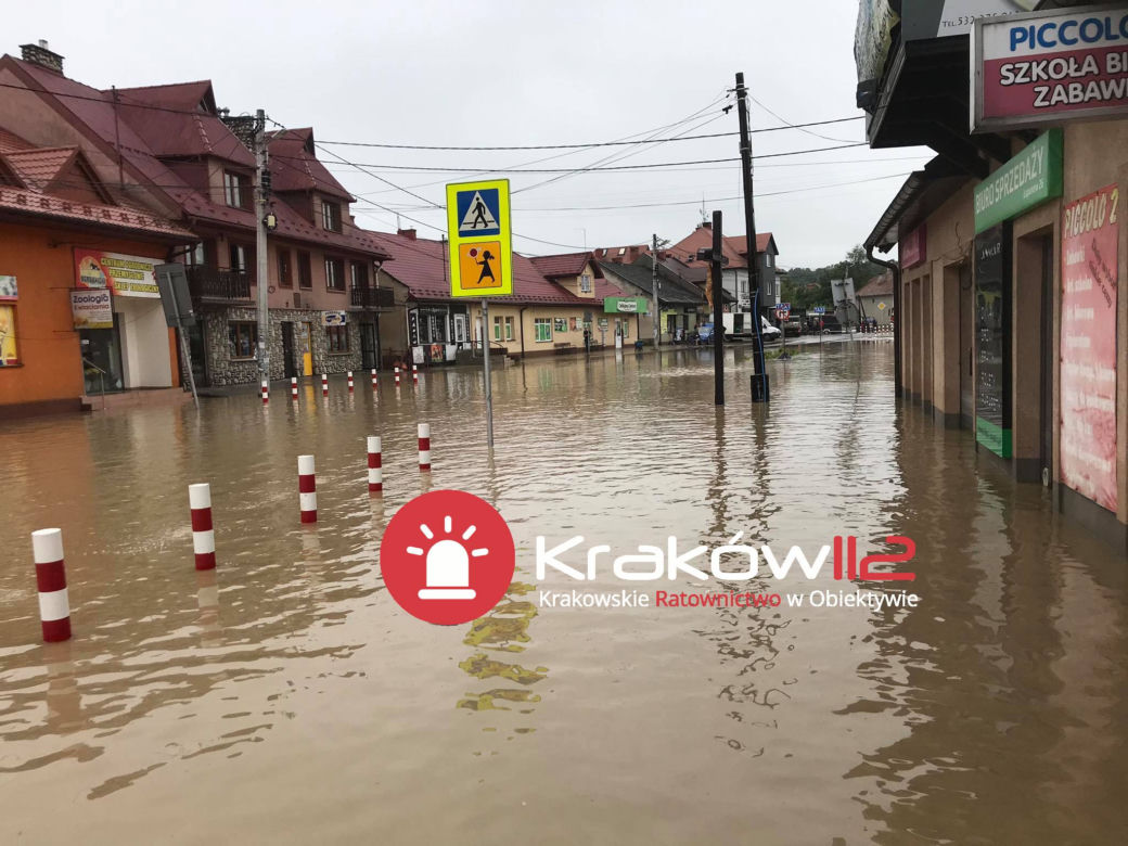 Małopolska: alarmy przeciwpowodziowe, podtopienia, nieprzejezdne drogi