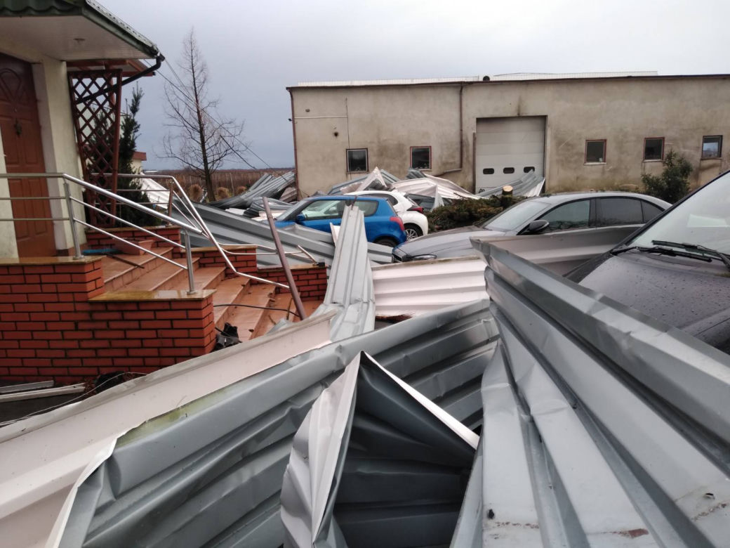 Duże zniszczenia po trąbie powietrznej, sześcioro rannych. Łódzkie liczy straty po wichurze