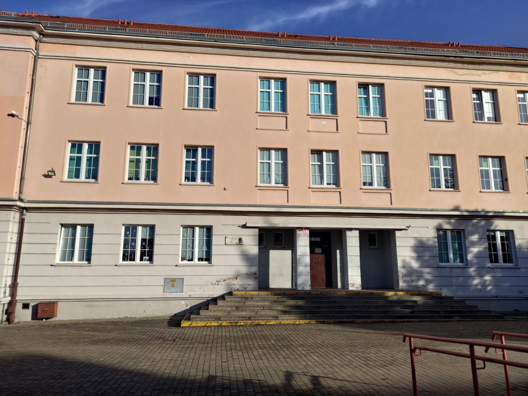 Zabójstwo 11-latki w Jeleniej Górze. Szkoła i miejsce dramatu