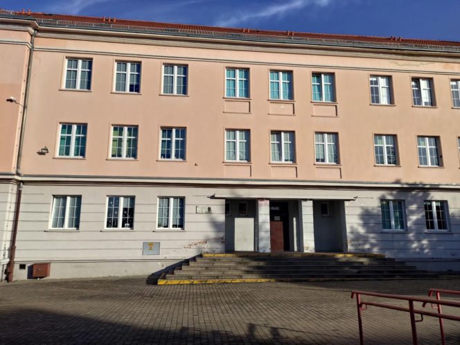 Zabójstwo 11-latki w Jeleniej Górze. Szkoła i miejsce dramatu