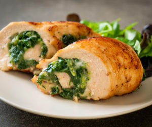 Szybki obiad z piersi kurczaka? Wystarczy zawinąć i wstawić do piekarnika