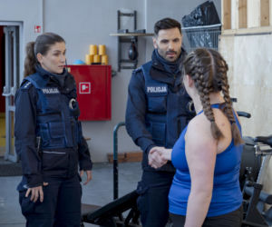 Policjantki i Policjanci, odcinek 1385: Marek odbiera poród w aucie, a tajemnicza kobieta wciąga patrol w sieć kłamstw