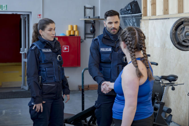 "Policjantki i Policjanci", odcinek 1385: Marek odbiera poród w aucie, a tajemnicza kobieta wciąga patrol w sieć kłamstw