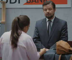 M jak miłość, odcinek 1892. Magda (Anna Mucha), pracownik banku (Filip Wałcerz)