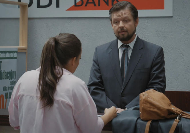 M jak miłość, odcinek 1892. Magda (Anna Mucha), pracownik banku (Filip Wałcerz)