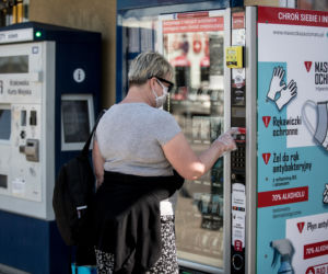 Na ulicach Krakowa stanęły maseczkomaty. Znamy ceny produktów