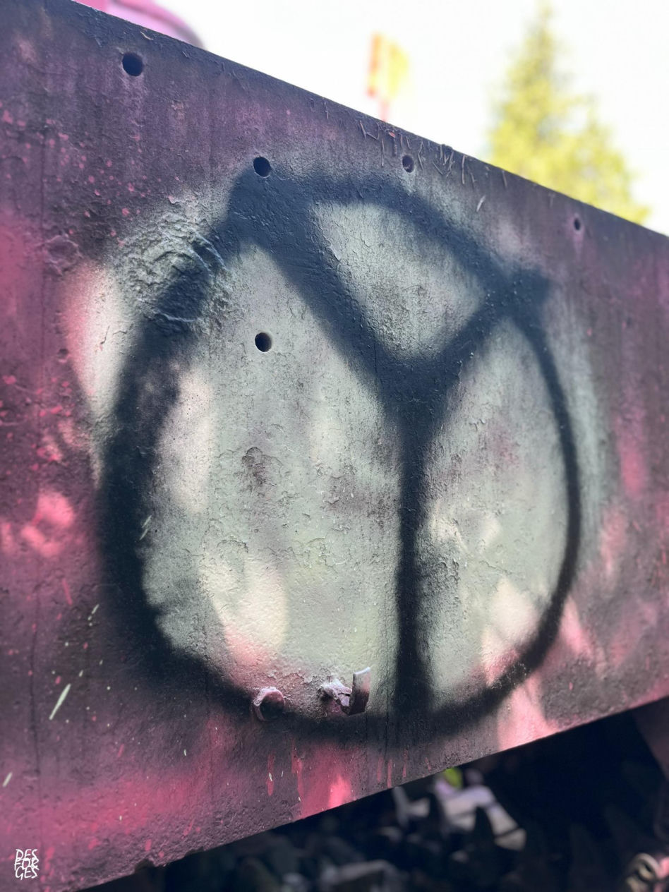 Czołg Sherman "Valois" zdewastowany. Historyczny symbol walki o wolność Francji pomalowano na różowo
