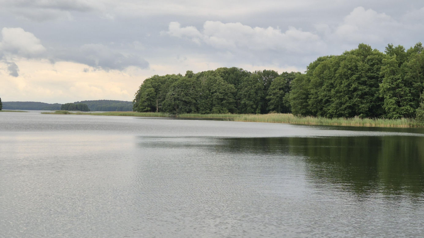To jezioro pod Olsztynem przyciąga tajemniczą aurą. Trzeba zachować tam absolutną ciszę