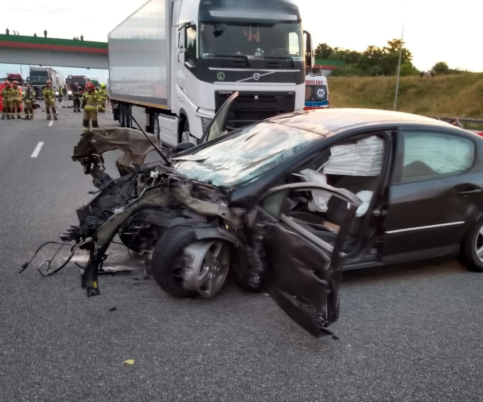Dramatyczny wypadek na autostradzie A1. Kierowca Peugeota wjechał pod naczepę TIR-a. Nie miał żadnych szans [ZDJĘCIA]