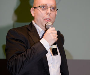 Piotr Koszek wita uczestnikow.jpg