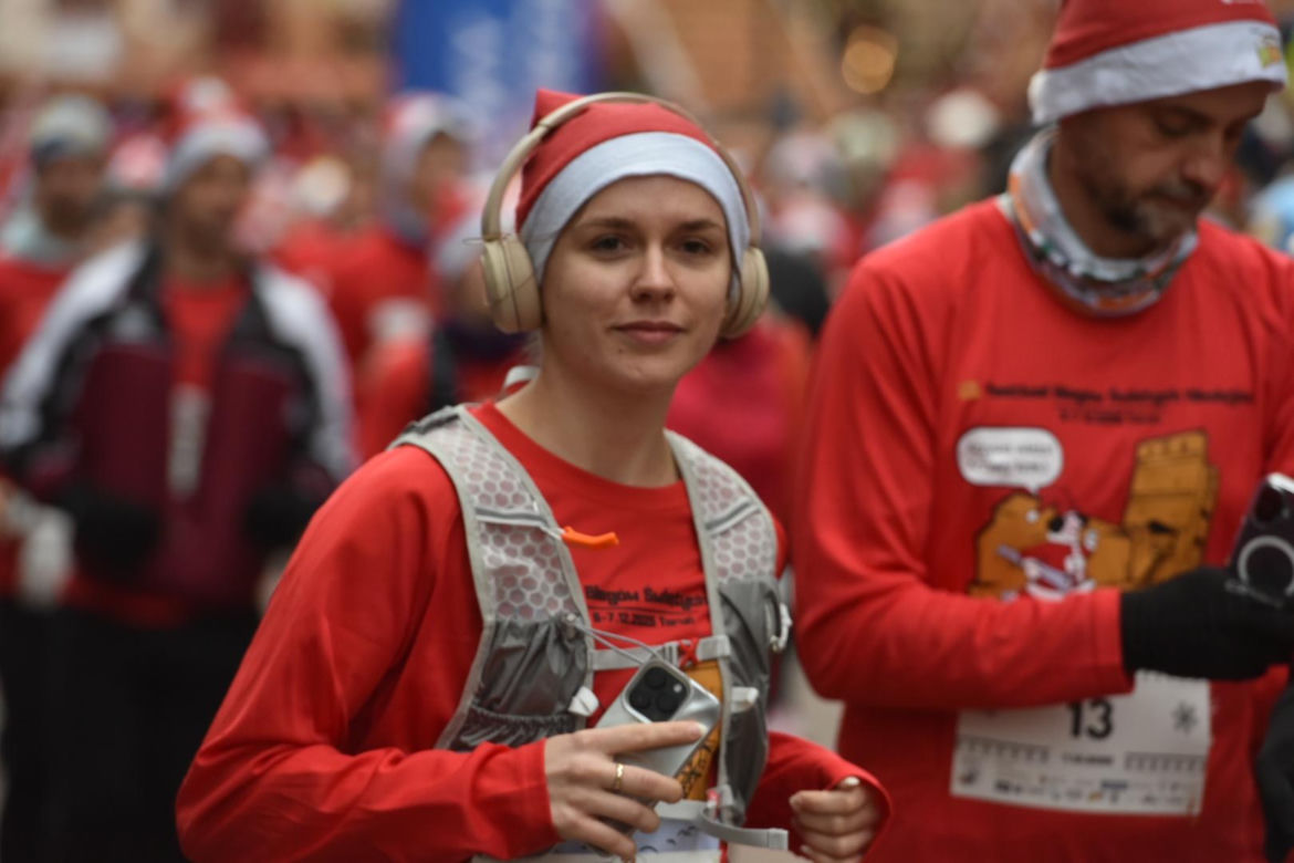23. Festiwal Biegów Świętych Mikołajów w Toruniu. Zdjęcia ze starówki