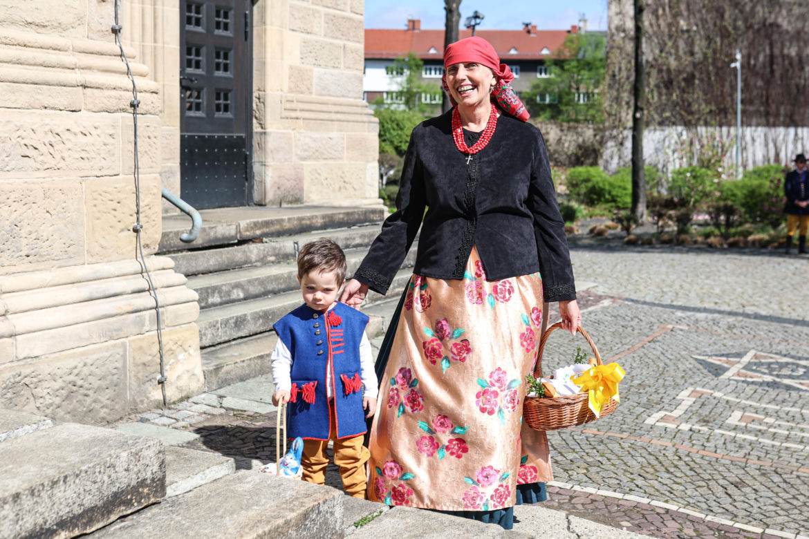 Święcenie pokarmów w strojach ludowych w Bytomiu