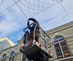 Montaż iluminacji świątecznych w Lesznie