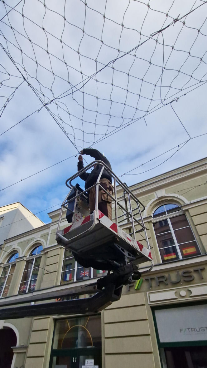 Montaż iluminacji świątecznych w Lesznie