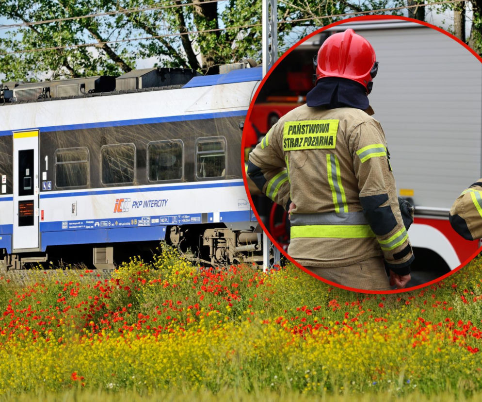 Uszkodzony wagon PKP Intercity po wypadku kolejowym w Białośliwiu, obok widoczny strażak Państwowej Straży Pożarnej w specjalistycznym ubraniu. Pełne informacje o zderzeniu pociągów oraz wstępnych ustaleniach znajdziesz na naszym portalu.