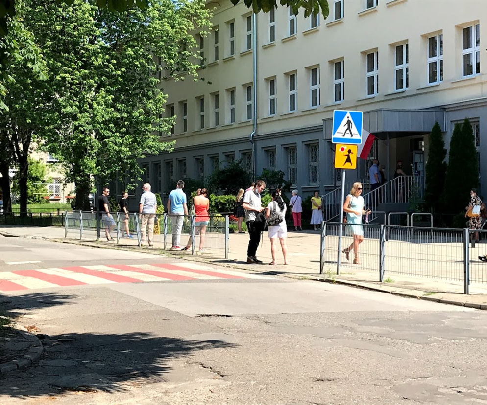 Wybory 2020. Kolejki przed lokalami. Tłumy ludzi! Polacy ruszyli do urn i idą na rekord