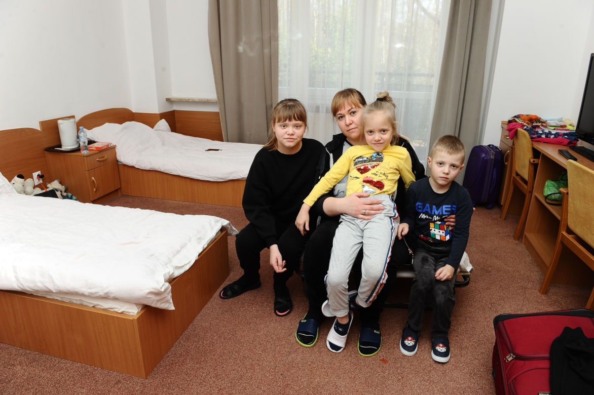 Zostawiła męża na wojnie, uciekła z dziećmi przed rakietami. Matki schroniły się pod Warszawą