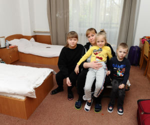 Zostawiła męża na wojnie, uciekła z dziećmi przed rakietami. Matki schroniły się pod Warszawą