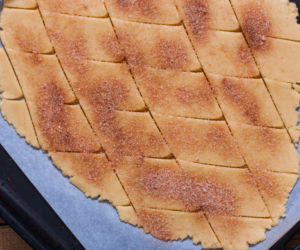 Kruche cynamonki: łatwy przepis na domowe ciasteczka