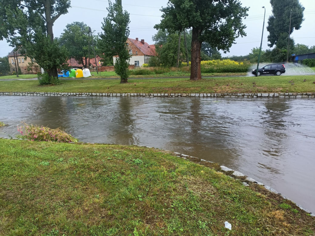 Dolnośląskie: Po sobotnich burzach zalane zostało centrum Dzierżoniowa. Od rana było kilkaset interwencji straży pożarnej. Zobacz