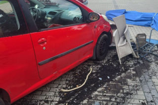 Pisk opon i huk. Citroen wjechał w ogródek restauracji. 40-latka była kompletnie pijana [ZDJĘCIA] 