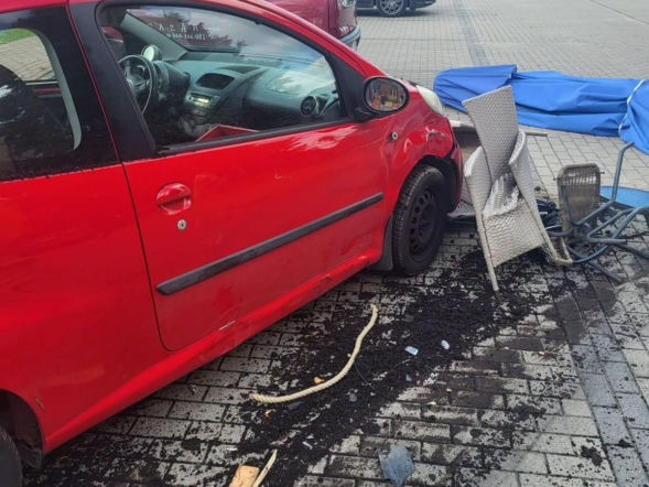 Pisk opon i huk. Citroen wjechał w ogródek restauracji. 40-latka była kompletnie pijana [ZDJĘCIA] 