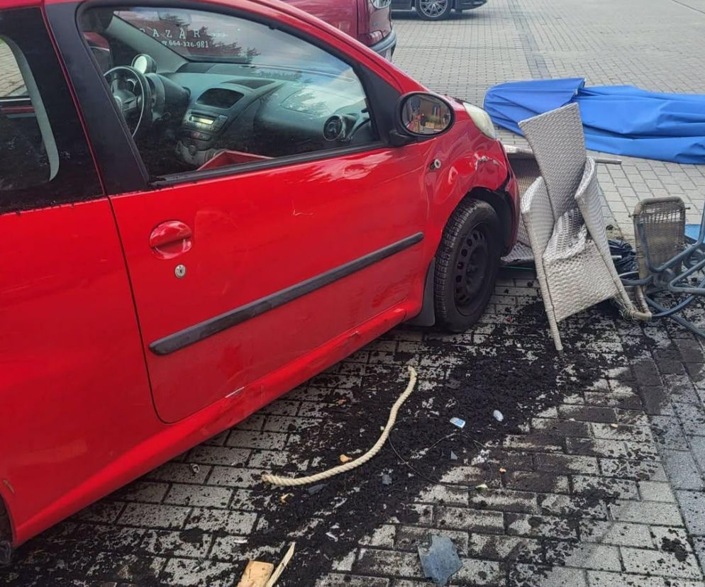 Pisk opon i huk. Citroen wjechał w ogródek restauracji. 40-latka była kompletnie pijana [ZDJĘCIA] 