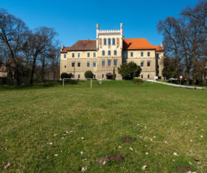 To miasto w województwie małopolskim, w którym mieszka mniej osób niż na wsiach. Leży blisko Krakowa