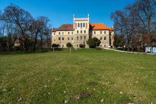 To miasto w województwie małopolskim, w którym mieszka mniej osób niż na wsiach. Leży blisko Krakowa