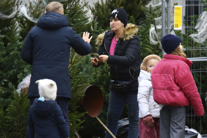 Premier Donald Tusk ma gest? Kupił dwie choinki i odmówił reszty