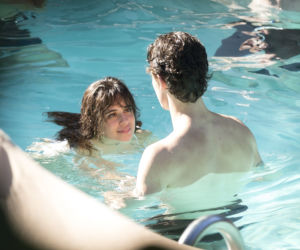 Shawn Mendes i Camila Cabello całują się w basenie