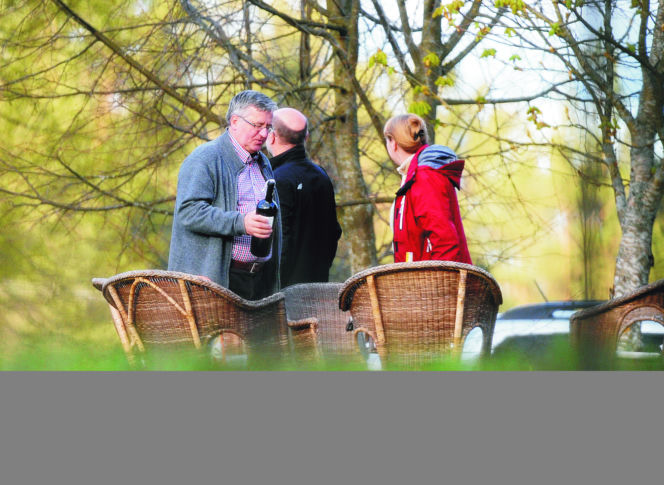 Komorowski pije w puszczy
