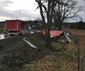 Dachowanie tira na DK 12 pod Lesznem