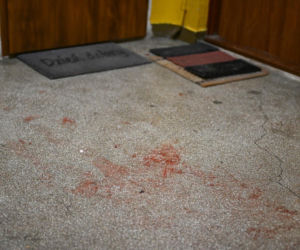 Dwa dni przed tragedią pozowali razem do zdjęcia. Dziś w mieszkaniu przy Bałtyckiej 3 nadal pracują śledczy