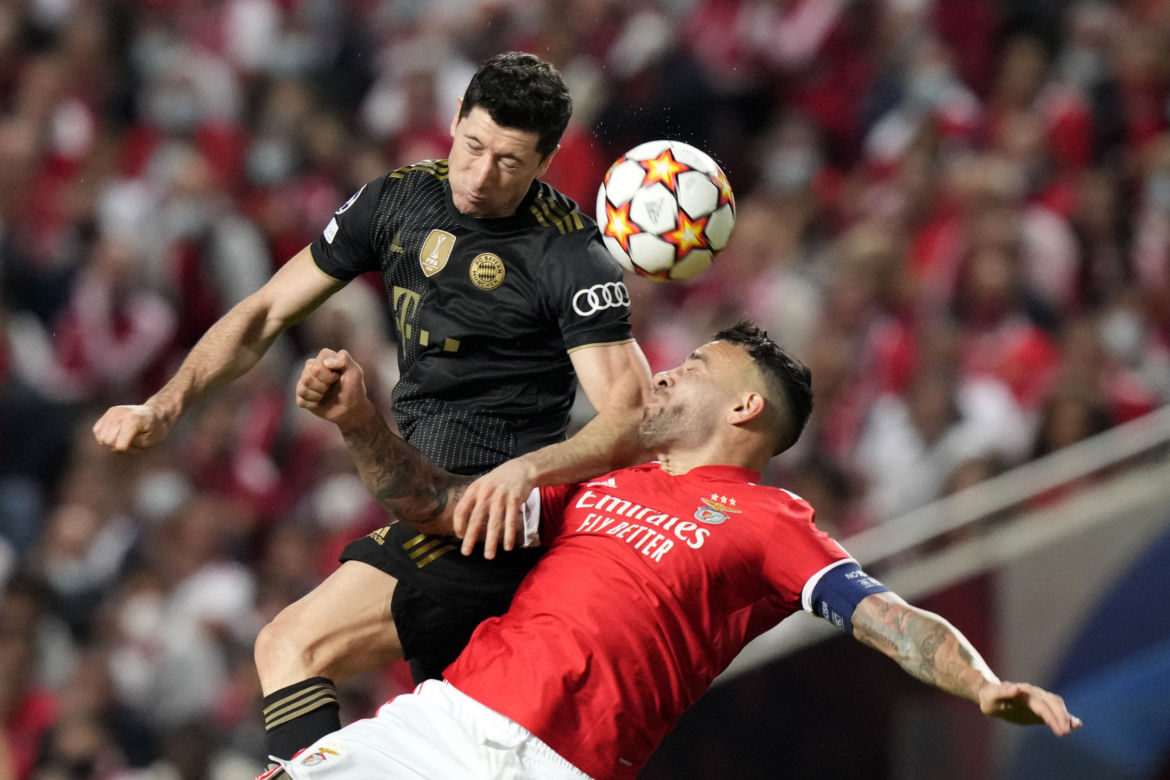 Robert Lewandowski na spacerze z rodziną