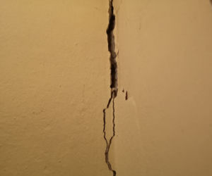 Pęknięta kamienica w Katowicach grozi zawaleniem. Wszystko przez budowę hotelu