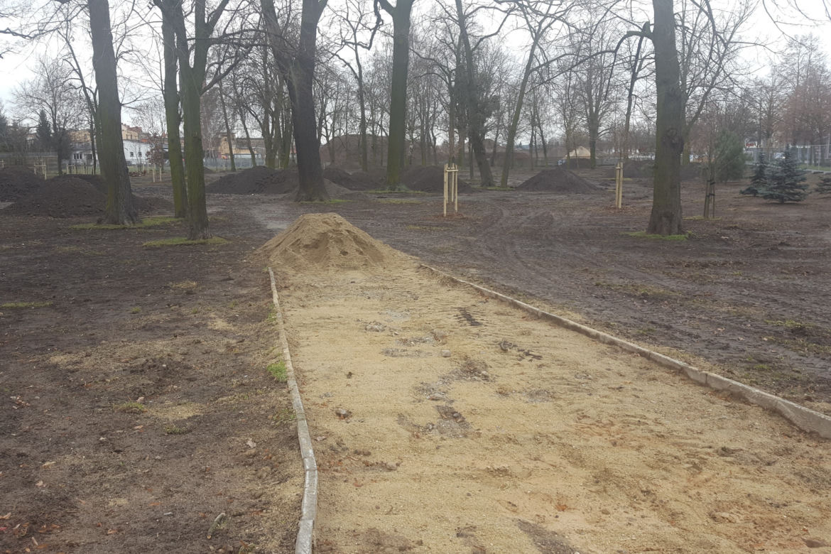 Tu na razie jest... Trwa modernizacja dwóch parków miejskich w Lesznie 