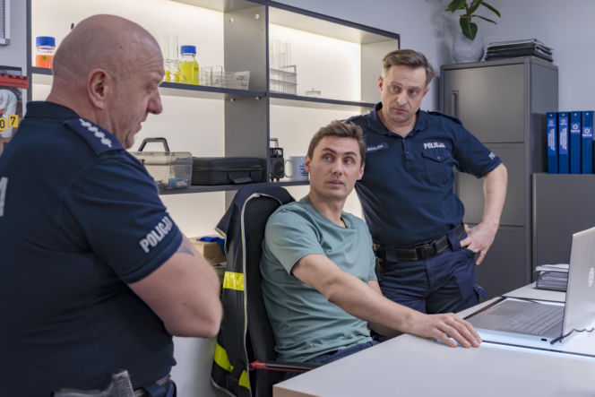 "Policjantki i Policjanci", odcinek 1392: Góral i Tamara próbują spędzić romantyczny wieczór. Ich plany burzy niespodziewane pojawienie się Jagny