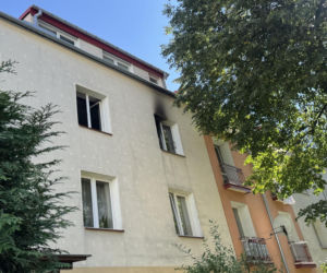 Pożar mieszkania w Świdniku. W środku została przerażona Królinka. Strażacy uratowali jej życie