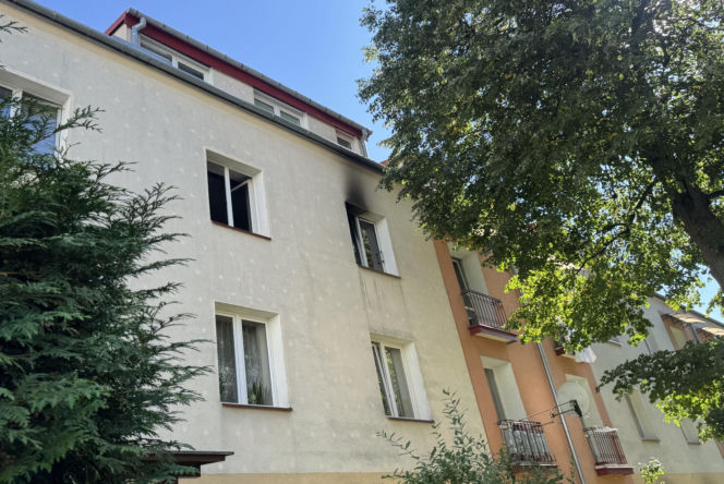 Pożar mieszkania w Świdniku. W środku została przerażona Królinka. Strażacy uratowali jej życie