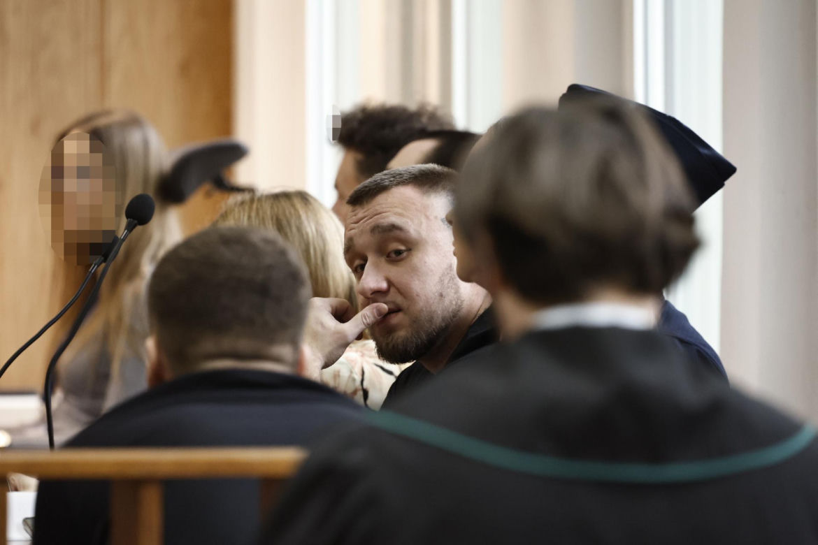 Łukasz Żak w sądzie. Sypie się linia obrony jego kolegów. Biegły: „Każdy ma obowiązek udzielenia pomocy”