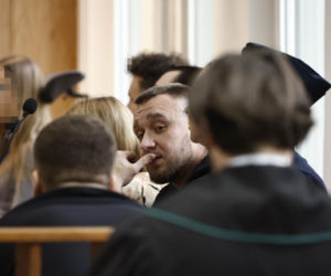 Łukasz Żak w sądzie. Sypie się linia obrony jego kolegów. Biegły: „Każdy ma obowiązek udzielenia pomocy”