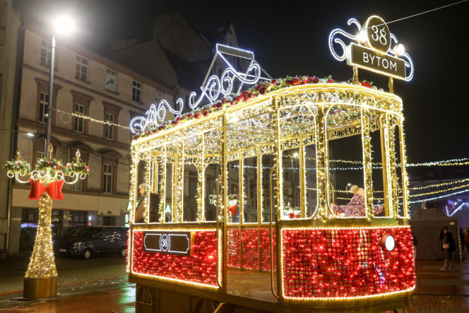 Ruszył świąteczny Jarmark w Bytomiu. Kultowy tramwaj i kaszanka wikinga