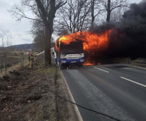 Autobus stanął w płomieniach. W środku kierowca i pasażerka