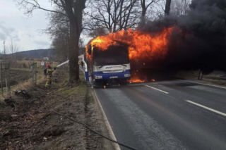Autobus stanął w płomieniach. W środku kierowca i pasażerka