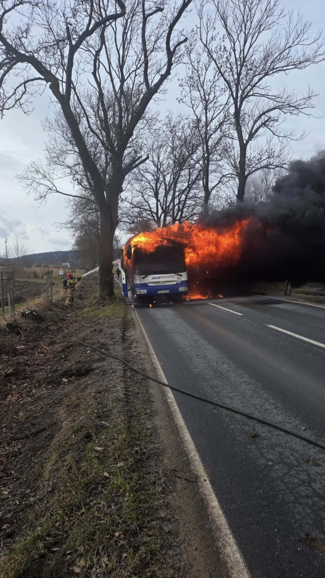 Autobus stanął w płomieniach. W środku kierowca i pasażerka