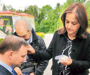Andrzej Duda klęczy przed Myrną Nazzour