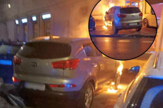 Groźny pożar na Pradze-Północ. Strażnicy miejscy zauważyli płonące auto